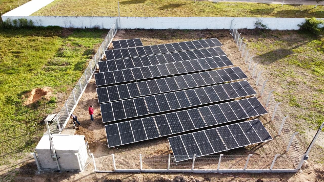 Sistema fotovoltaico compacto instalado em solo