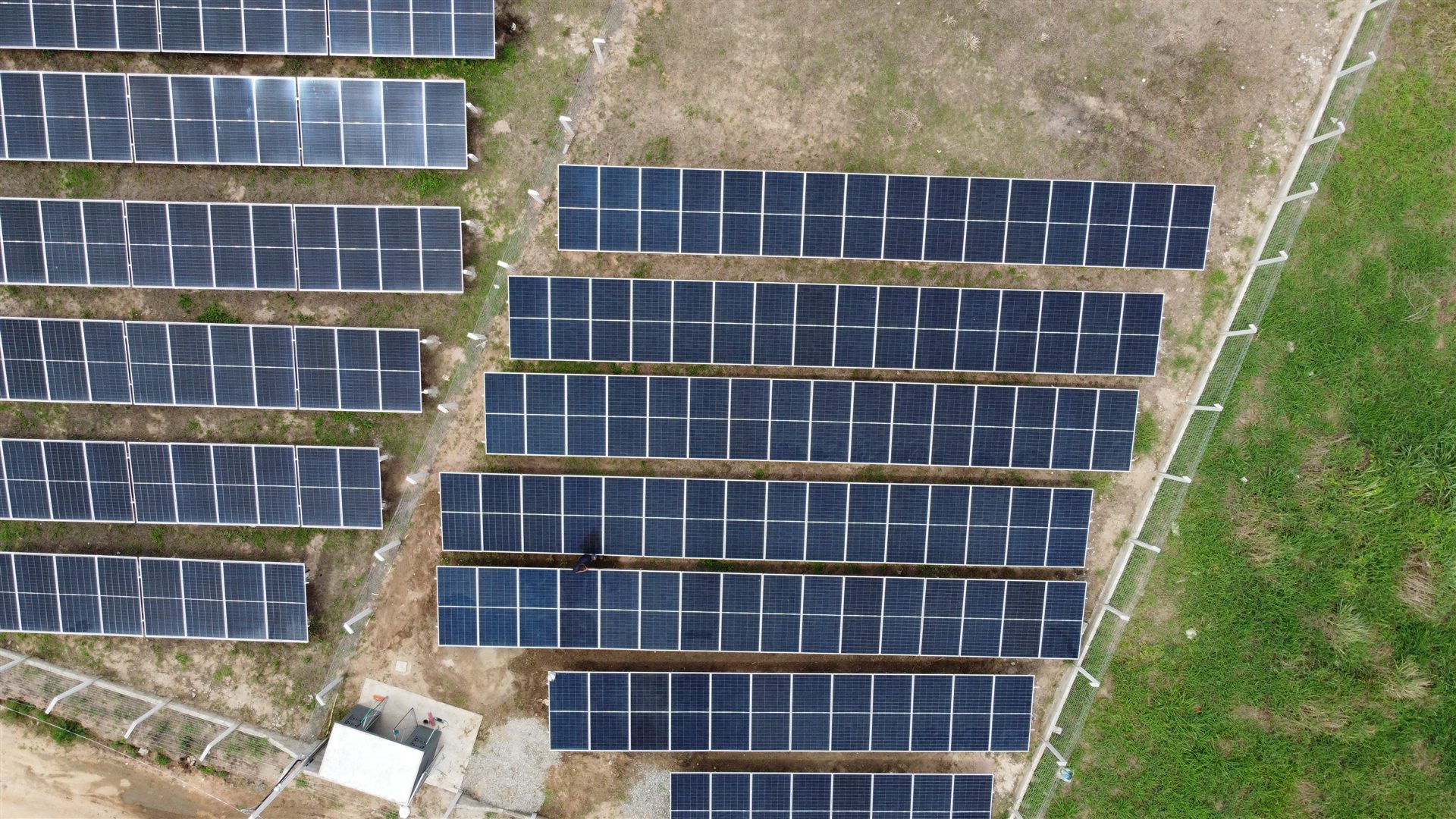 Usina fotovoltaica própria instalada em solo