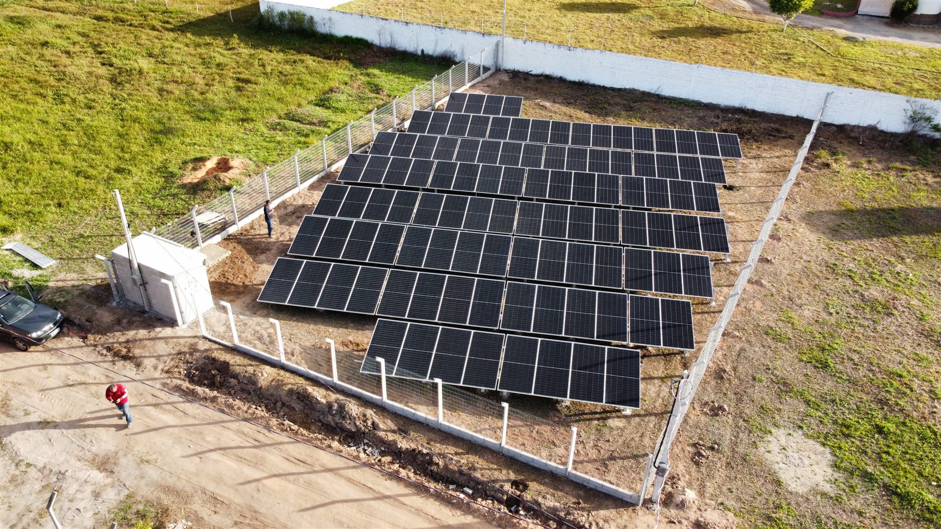Usina solar cercada instalada em solo