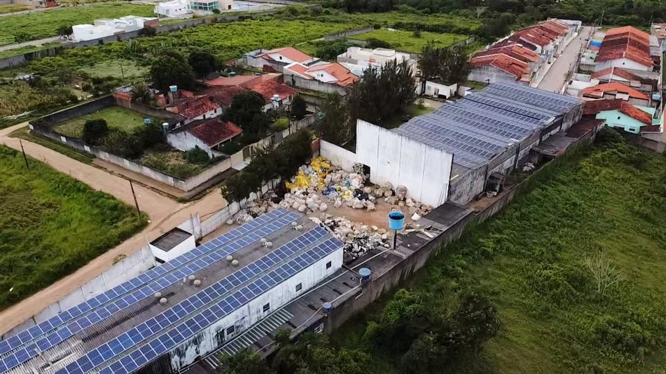 Painéis solares em complexo industrial