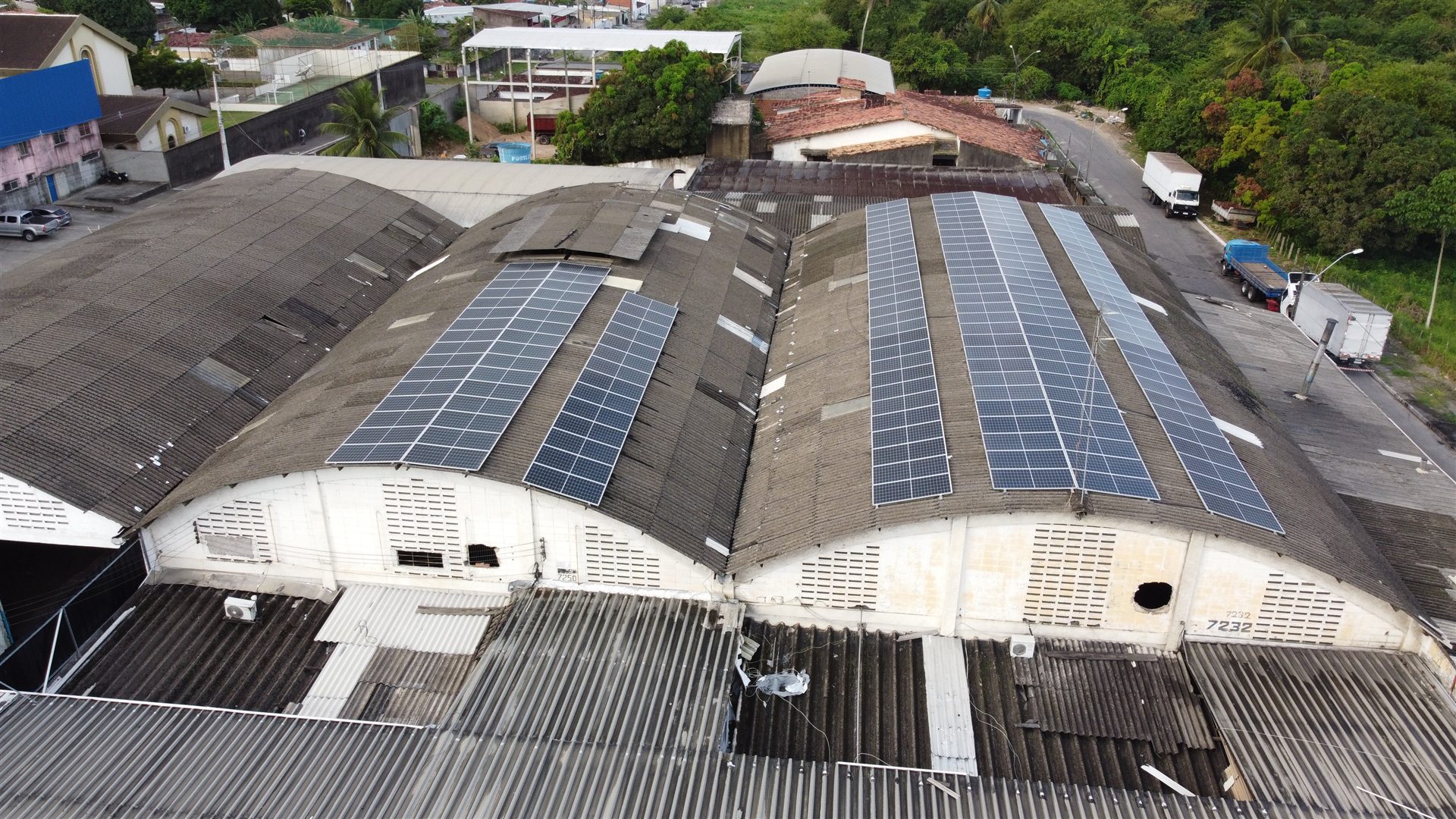 Sistema fotovoltaico sobre telhado empresarial